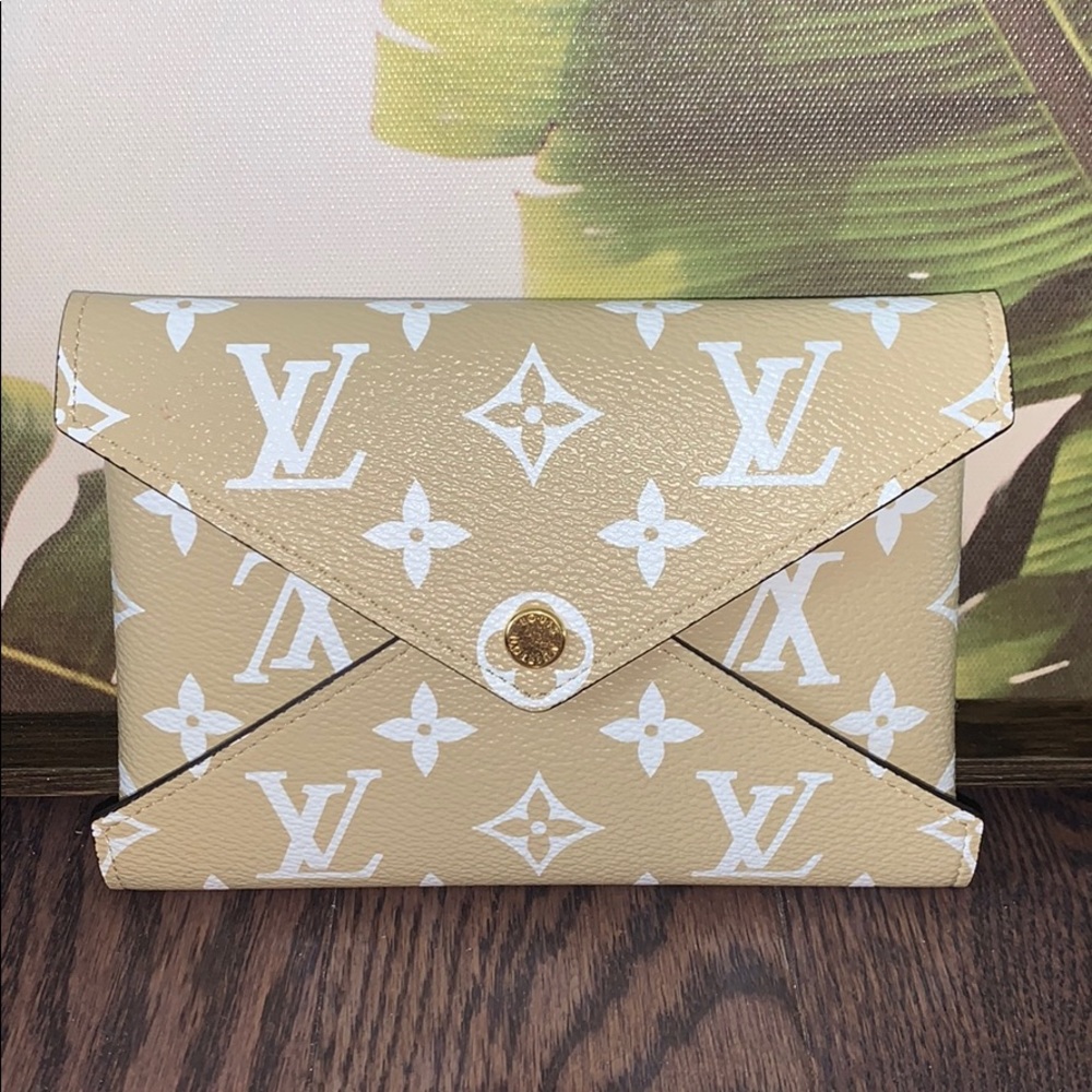 *SOLD* Louis Vuitton Medium Kirigami
